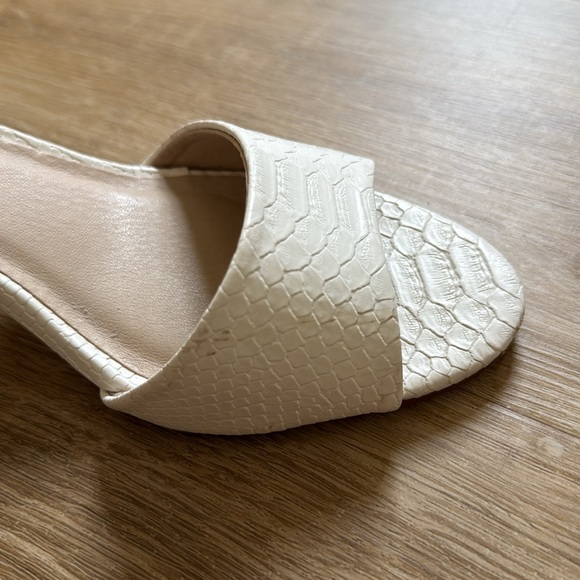 Chinese Laundry Textured White Heels - Picture 6 of 7